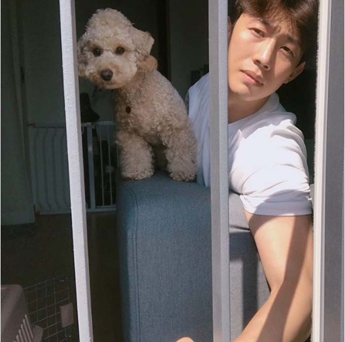 Kang Ki-Young and his pet taking picture together.